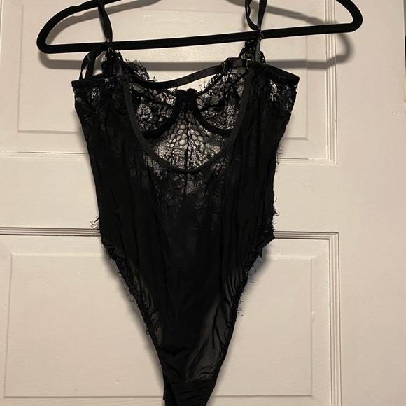 ❗️SOLD❗️M LACE BODYSUIT - Picture 3 of 3